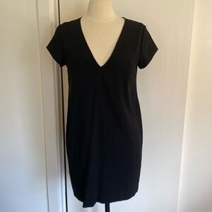 Aritzia Babaton Size 6 Black V-Neck Short Sleeve Shift Dress Lined Cap Sleeve